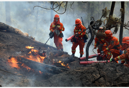 3月31日，救援人员在四川凉山森林火灾现场灭火。? 新华社 图